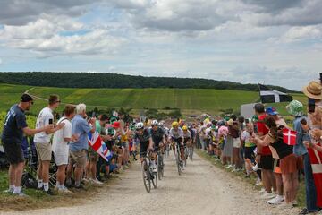 El pelotón de ciclistas recorre en bicicleta el sector de grava "Chemin Blanc" de Bligny au Bergères durante la novena etapa de la 111ª edición de la carrera ciclista del Tour de Francia.