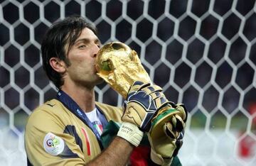 Buffon with the World Cup in 2006.