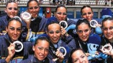 <b>SALTO A LA GLORIA.</b> Las chicas de sincro lograron la primera medalla de la jornada en la piscina Picornell.