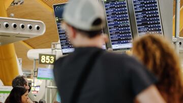 Pasajeros observan las pantallas con los vuelos de la Terminal 4 del Aeropuerto Adolfo Suárez Madrid Barajas, a 1 de julio de 2022, en Madrid (España). Como cada año, el inicio de los meses de verano suponen un aumento en los desplazamientos en los aeropuertos. Este 1 de julio de 2022 está marcado por huelga en varias aerolíneas internacionales. En concreto, los turistas que decidan destinos en el extranjero, se verán afectados por la huelga de los trabajadores de Ryanair, que comenzó el día 24 de junio y se extenderá hasta mañana 2 de julio. A esta se le suma también la de Easyjet, que ha comenzado hoy con la cancelación de 7 vuelos y retrasos en otros 12.
01 JULIO 2022;VUELO;MADRID;AEROPUERTO
Carlos Luján / Europa Press
01/07/2022