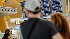 Pasajeros observan las pantallas con los vuelos de la Terminal 4 del Aeropuerto Adolfo Suárez Madrid Barajas, a 1 de julio de 2022, en Madrid (España). Como cada año, el inicio de los meses de verano suponen un aumento en los desplazamientos en los aeropuertos. Este 1 de julio de 2022 está marcado por huelga en varias aerolíneas internacionales. En concreto, los turistas que decidan destinos en el extranjero, se verán afectados por la huelga de los trabajadores de Ryanair, que comenzó el día 24 de junio y se extenderá hasta mañana 2 de julio. A esta se le suma también la de Easyjet, que ha comenzado hoy con la cancelación de 7 vuelos y retrasos en otros 12.
01 JULIO 2022;VUELO;MADRID;AEROPUERTO
Carlos Luján / Europa Press
01/07/2022