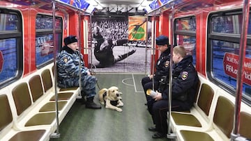 Polic&iacute;as con perro ya patrullan por los vagones del metro.