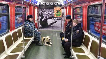 Policías con perro ya patrullan por los vagones del metro.