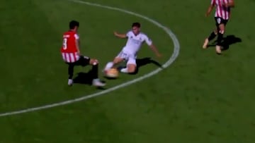 Indignación máxima de Arbeloa y el Castilla: vean la expulsión a Cestero