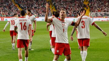 Poland's forward #09 Robert Lewandowski gestures to supporters as he celebrates a goal during the 2026 World Cup qualifiers Europe zone group G football match between Poland and Finland, on September 7, 2025 in Chorzow, Poland. (Photo by Wojtek RADWANSKI / AFP)