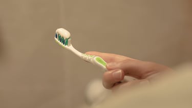 Así puedes quitar (y prevenir) el sarro de los dientes 