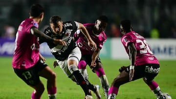 Independiente del Valle's Chilean defender #13 Matias Fernandez, Vasco da Gama's midfielder #25 Hugo Moura, Independiente del Valle's midfielder #55 Darwin Guagua and Independiente del Valle's forward #30 Renato Ibarra fight for the ball during the Copa Sudamericana knockout round play-off football match between Brazil's Vasco da Gama and Ecuador's Independiente del Valle at the Sao Januario Stadium in Rio de Janeiro, Brazil, on July 22, 2025. (Photo by Pablo PORCIUNCULA / AFP)
