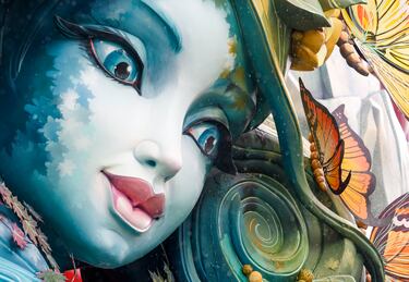 Este miércoles, 19 de marzo y día de San José, se celebrará el emocionante "Día de la Cremà" en las Fallas de Valencia, donde más de 700 monumentos que los artistas falleros han levantado por toda la ciudad arderán en un espectáculo impresionante. Marcando el broche de oro de la fiesta más emblemática de Valencia y una de las más multitudinarias de toda España. La noche se iluminará con fuegos artificiales.