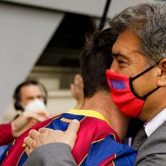 Abrazo Laporta-Messi en el acto de la foto oficial del equipo