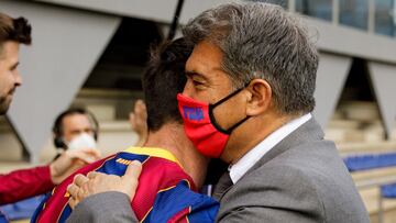 Abrazo Laporta-Messi en el acto de la foto oficial del equipo