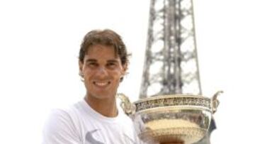 Rafa Nadal posa delante de la Torre Eiffel con la Copa de los Mosqueteros en París (Francia).