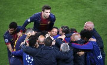 La plantilla del Barcelona celebra el gol del empate, obra de Pedro. 