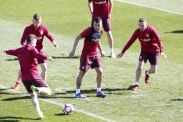 En el entrenamiento pudieron verse las novedades que presentará la lista del Atlético de cara al encuentro ante el Granada.
