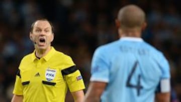 Eriksson increpa a Kompany durante el City-Barcelona.