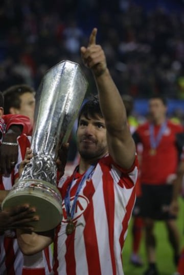 Sergio Agüero con la Europa League de 2010.