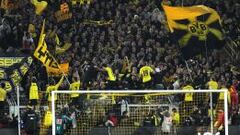 Imagen de los aficionados del muro amarillo en acci&oacute;n durante un partido.