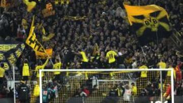 Imagen de los aficionados del muro amarillo en acción durante un partido.