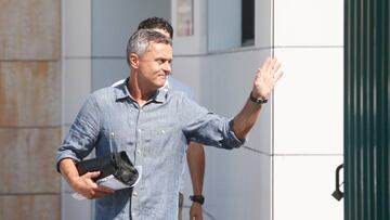 Fran Escribá, despidiéndose en la ciudad deportiva.