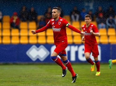 El centrocampista nacido en Caracas emigró a Coruña siendo todavía un niño. En su juventud se formó en la cantera del Deportivo de la Coruña antes de fichar por el Real Madrid en 1998. Como merengue conseguiría el ascenso con el Real Madrid Castilla a la Segunda división en la 98/99 antes de ser cedido a Racing de Santander, Rayo Vallecano y Real Murcia, equipos con los que acumularía gran experiencia tanto en primera como en Segunda División. Posteriormente jugaría en primera división de la mano de Mallorca y Almería. Sin embargo, el equipo con el que más partidos disputó fue con el CD Numancia, con quienes disputará 264 encuentros y de quienes es el máximo goleador en el fútbol profesional con 54 dianas. No obstante, el fútbol quedó en deuda con Julio, ya que nunca llegó a disputar un encuentro en primera con los de Soria, pese a haber conseguido con ellos el ascenso en 2008 y haber disputado una final de ascenso en 2018.