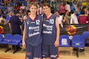 Diego y Héctor Alderete, de pequeños, con la camiseta del Estudiantes.