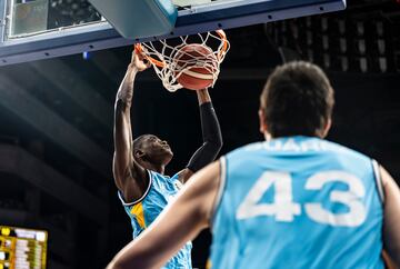 Yannick Nzsoa, pívot del Movistar Estudiantes, realiza un mate bajo la mirada de su compañero Carlos Suárez.