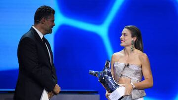 ISTANBUL, TURKIYE- AUGUST 25: Alexia Putellas of FC Barcelona speaks with presenter Pedro Pinto after being awarded the UEFA Women's Player of the Year Award during the UEFA Champions League 2022/23 Group Stage Draw at Halic Congress Centre on August 25, 2022 in Istanbul, Turkiye. (Photo by Lukas Schulze - UEFA/UEFA via Getty Images)