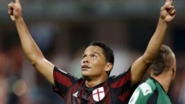 Carlos Bacca, celebra su primer gol en la liga italiana 