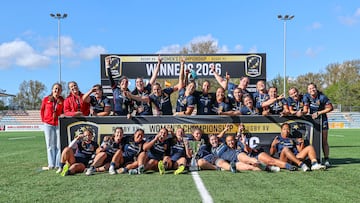 Las Leonas celebran el título sobre el césped.
