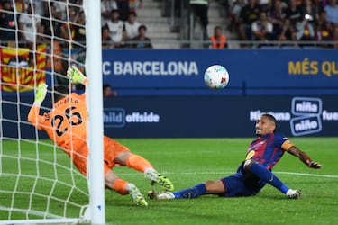 2-0. Centro de Marcus Rashford, José Copete y Julen Agirrezabala no se entienden, y Raphinha se lanza con todo para llegar con su pierna derecha y marcar el segundo.