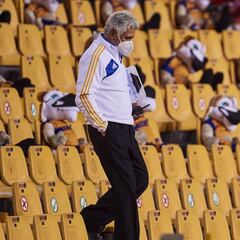 'Tuca' abandona área técnica contra Necaxa; podría ser multado