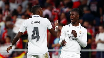 Soccer Football - LaLiga - Atletico Madrid v Real Madrid - Metropolitano, Madrid, Spain - September 18, 2022 Real Madrid's David Alaba and Eduardo Camavinga celebrate after the match REUTERS/Violeta Santos Moura