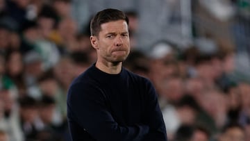 ELCHE (ALICANTE), 23/11/2025.- El entrenador del Real Madrid, Xabi Alonso, durante el partido de LaLiga ante el Elche, este domingo en el estadio Martínez Valero. EFE / Manuel Bruque