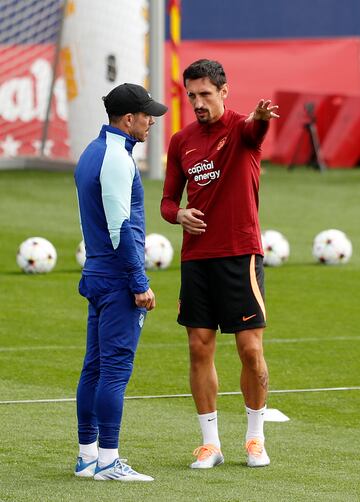 Savic charla con Simeone durante el entrenamiento de hoy. 