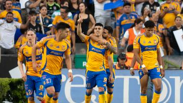 AME9590. MONTERREY (MÉXICO), 15/03/2025.- Juan Brunetta (c) de Tigres celebra un gol este sábado, durante un partido de la jornada 12 del Torneo clausura 2025 de la Liga MX entre Tigres y Santos en el estadio Universitario en Monterrey (México). EFE/ Miguel Sierra