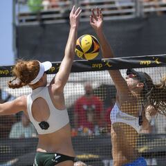 Voley playa sobre la arena de Manhattan Beach