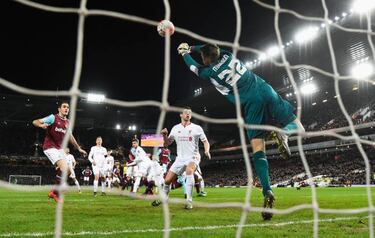 Last-gasp Ogbonna stuns Liverpool in FA Cup