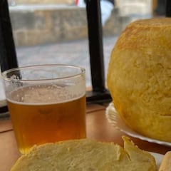 La tortilla de patatas más grande de España: nueve kilos de patatas y pinchos a 2,90 euros