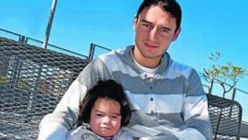 <b>CONTENTO. </b>Andrija Delibasic posa para AS con su hija en las inmediaciones del estadio José Rico Pérez.