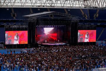 Juan Magán, María Becerra, Steve Aoki, Bizarrap y Rauw Alejandro agitaron ayer el RCDE Stadium con Oh My Gol!, organizado por LaLiga y NSN (la agencia de Iniesta), no sin problemas en los accesos. Eventos como este concierto, el Perú-Nueva Zelanda del pasado domingo o el España-Albania de marzo han reavivado el estadio del Espanyol.