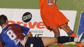 <b>SUPERIORIDAD. </b>Jaime Gavilán se dispone a centrar.