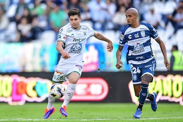 Jose Alvarado (L) of Leon fights for the ball with Luis Alfonso Rodriguez (R) of Pachuca during the 2nd round match between Leon and Pachuca as part of the Liga BBVA MX, Torneo Apertura 2024 at Nou Camp - Leon- Stadium on July 13, 2024 in Leon, Guanajuato, Mexico.