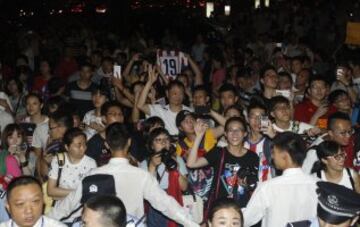 El equipo fue recibido por numerosos aficionados.