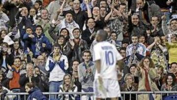 <b>EL CRACK, OVACIONADO</b> Robinho fue el mejor jugador del encuentro y Schuster le quiso recompensar a tres minutos del final. El entrenador le sustituyó para que la afición madridista le aplaudiese y el Bernabéu respondió: se puso en pie y dedicó al futbolista brasileño la ovación de la noche. Salió Robinho y entró Drenthe.