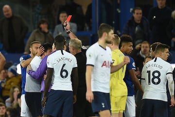  Martin Atkinson, árbitro del encuentro, enseñó la cartulina roja a Heung-MIng Son.