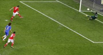 Oscar Cardozo empata el partido de penalti.