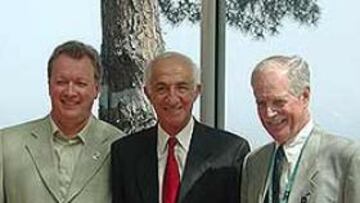 <b>PREOCUPADO.</b> Yvon DesRochers, a la izquierda junto a dos miembros de la Federación Internacional de Natación (FINA), avisa de que la posibilidad de que se anule el Mundial de Montreal "es real".