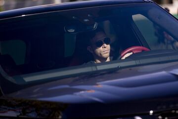 El brasileño Arthur llegando a la Ciudad Deportiva del Barcelona. 
