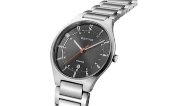 Este reloj pering de titanio se ha vuelto exitoso entre los hombres: se reduce en 61 euros y proporciona todo