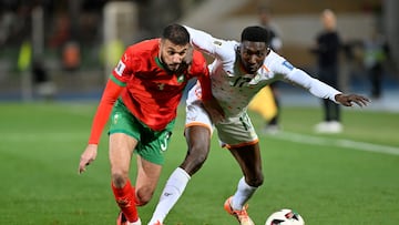 OUJDA (Morocco), 22/03/2025.- Boubacar Djibrill Goumey (R) of Niger in action against Noussair Mazraoui (L) of Morocco during the FIFA World Cup 2026 qualification soccer match between Niger and Morocco in Oujda, Morocco, 21 March 2025. (Mundial de Fútbol, Marruecos) EFE/EPA/JALAL MORCHIDI