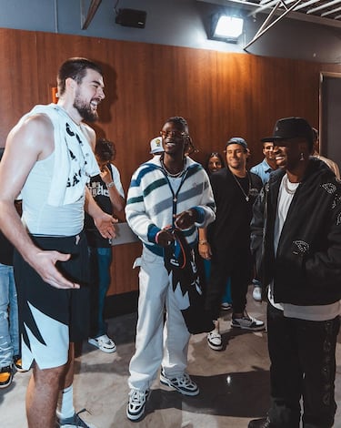 Ivica Zubac, jugador de baloncesto croata que pertenece a la plantilla de Los Angeles Clippers, bromea con los jugadores del Real Madrid.